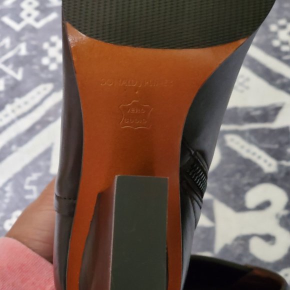 New Donald J Pliner Brown Leather Boots - Size 8 - Picture 3 of 3